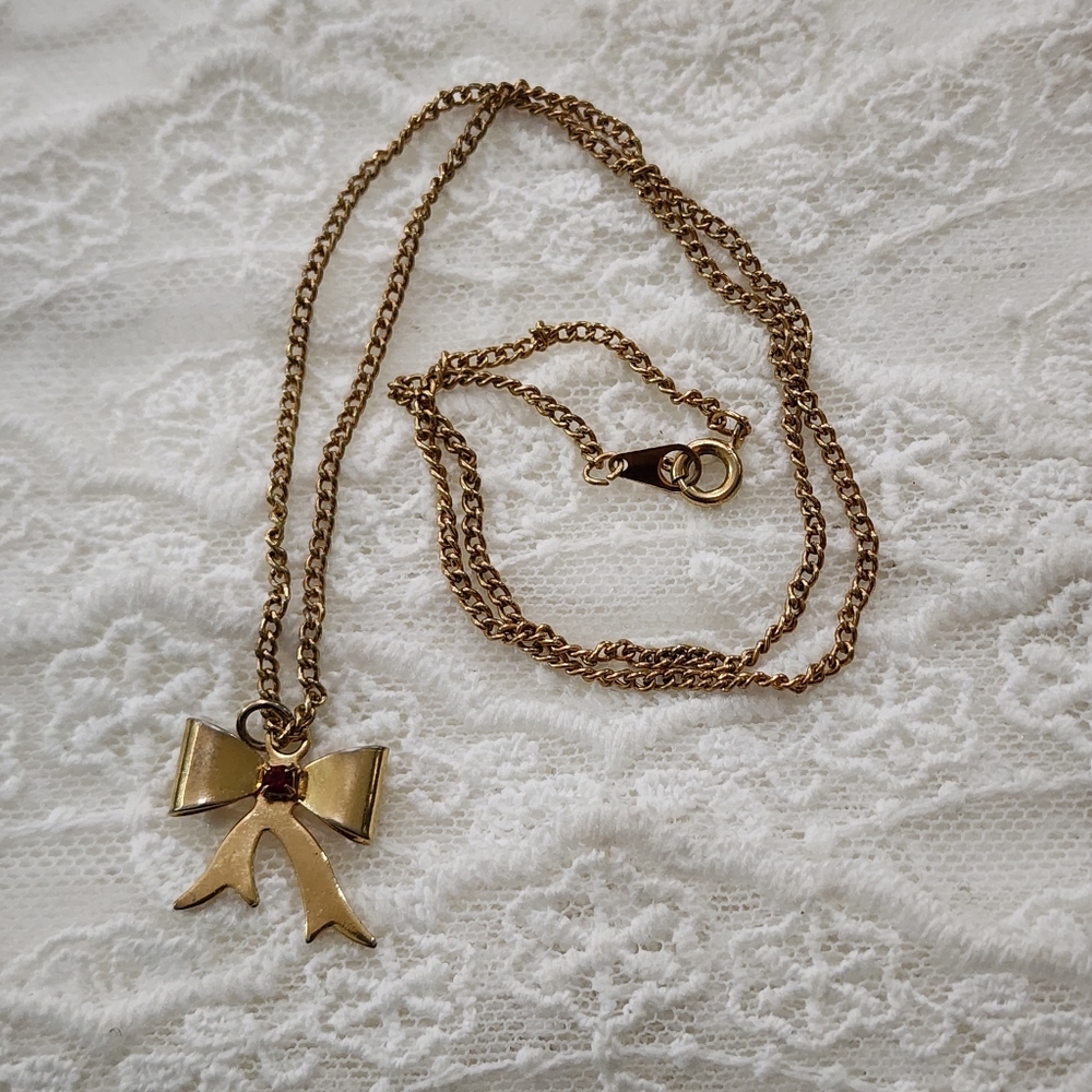Chic Gold Toned Bow Pendant Necklace With Red Gemstone - Picture 3 of 5